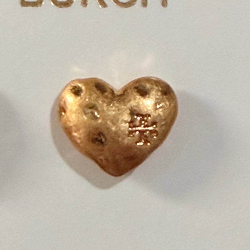 Tory Burch Gold Tone Metallic Hammered Heart Studs - New - Picture 2 of 5